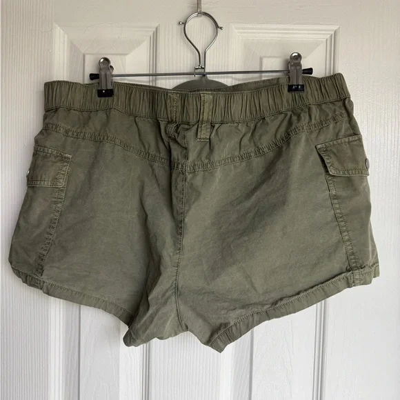 URBAN OUTFITTERS Zipped Y2K Cargo Shorts Green Buttoned Mid Rise Utility Size 8 - Picture 3 of 7